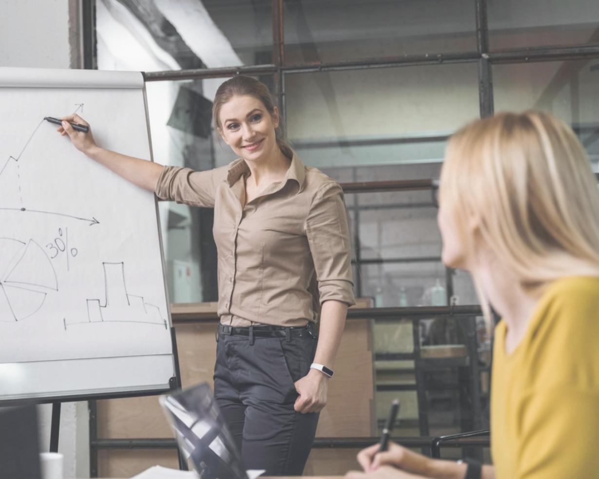 Gestresster Unternehmer bei der Analyse von Finanzberichten