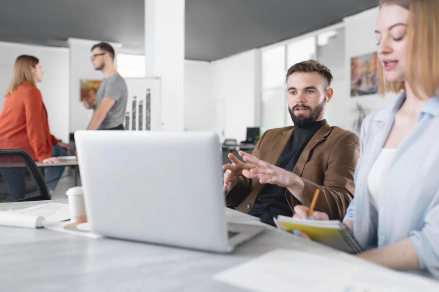 Teilnehmer arbeiten gemeinsam an realen Finanzplänen