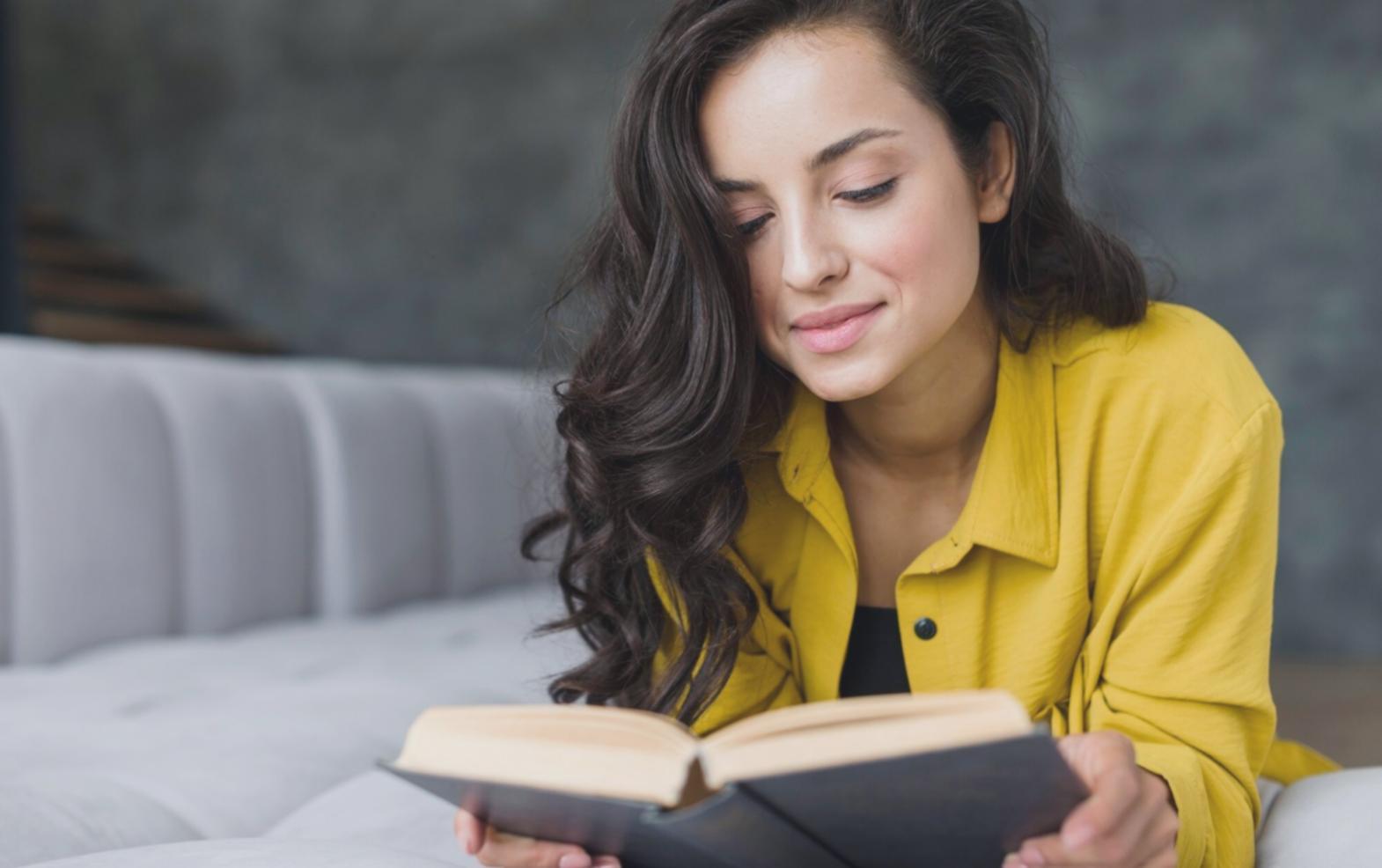 Geschäftsinhaber arbeitet konzentriert mit Finanzunterlagen und Laptop