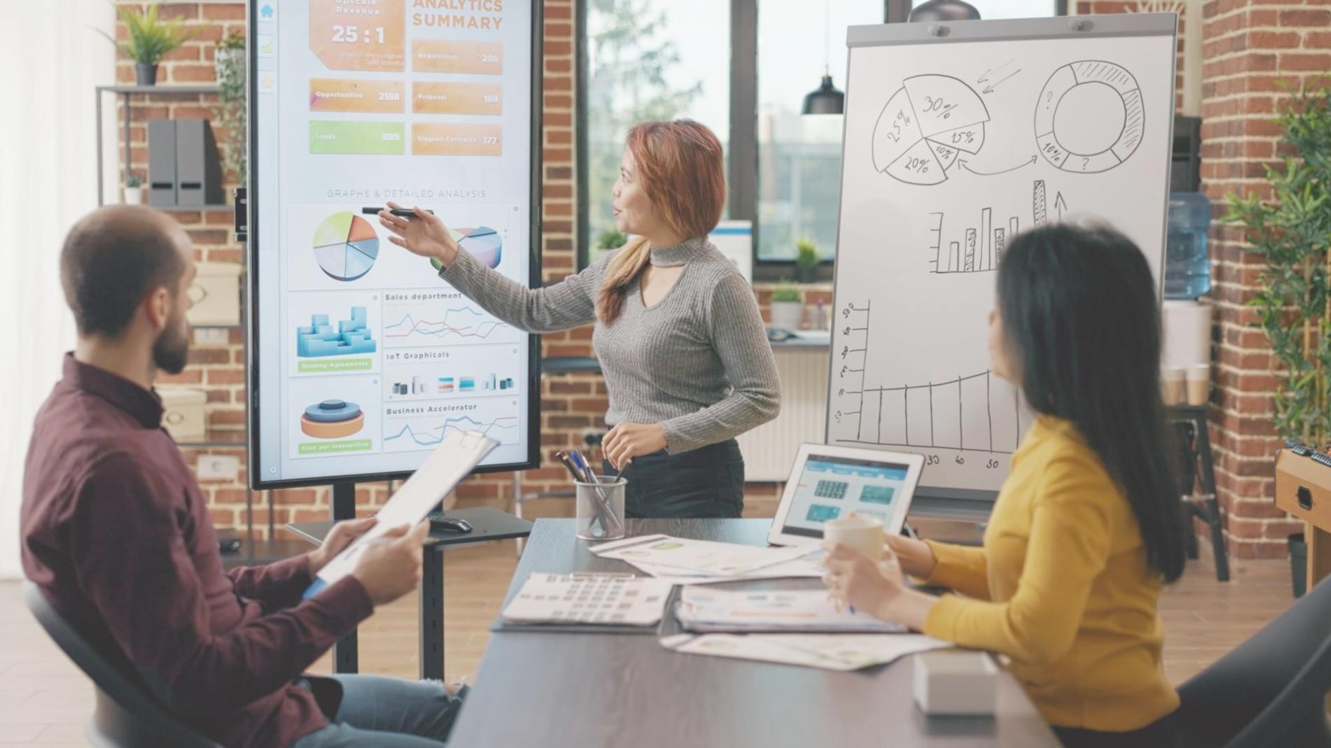 Moderne Finanztools und digitale Analyse auf mehreren Bildschirmen